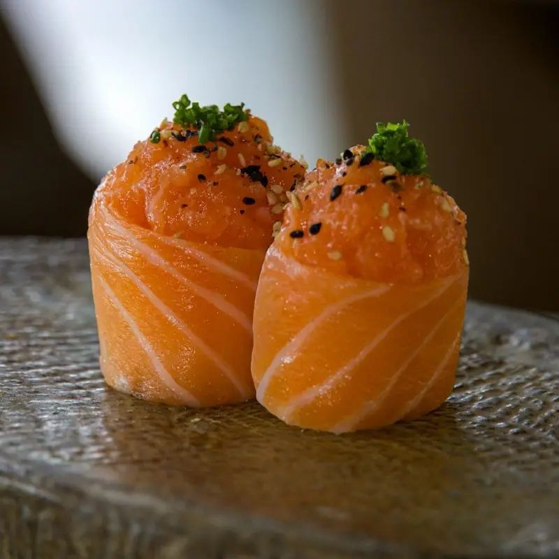 4 peças de Guakan de salmão com tartar de salão