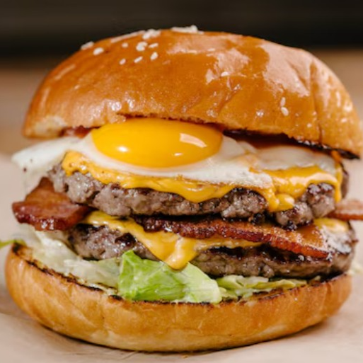 Pão,2 hambúrguer, queijo, bacon,ovo, alface e tomate