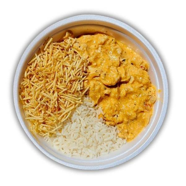 Strogonoff de frango cremoso, arroz soltinho e batata palha crocante