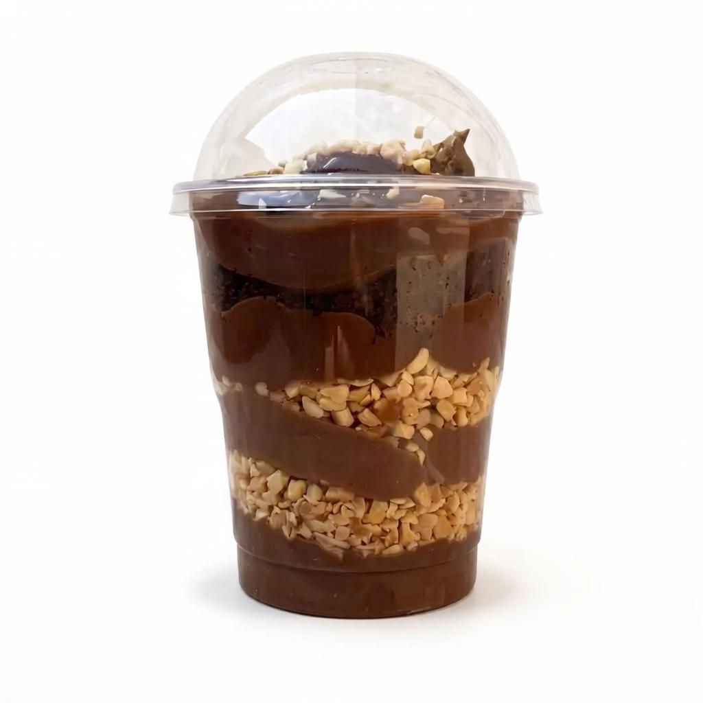 Delicioso copo de Ferrero, recheado com brigadeiro cremoso, ameindoim triturado para um toque crocante, Nutella irresistível e pedaços de bolo de chocolate fofinho. Uma sobremesa perfeita para quem ama sabores intensos e combinações irresistíveis. Ideal para satisfazer