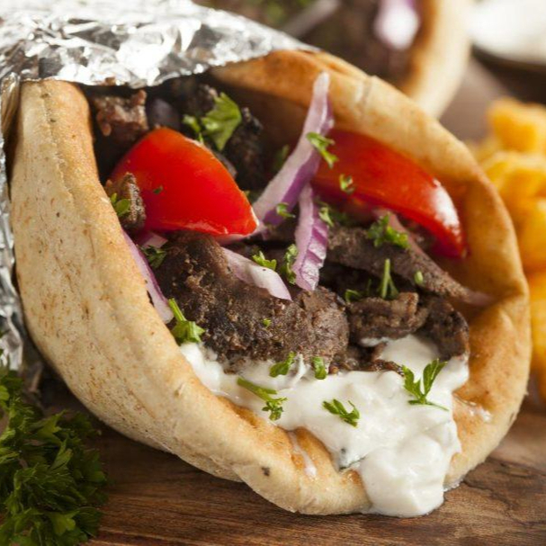 Pão sírio, carne bovina temperada e desfiada, maionese de alho , alface americana, tomate e cebola roxa.
