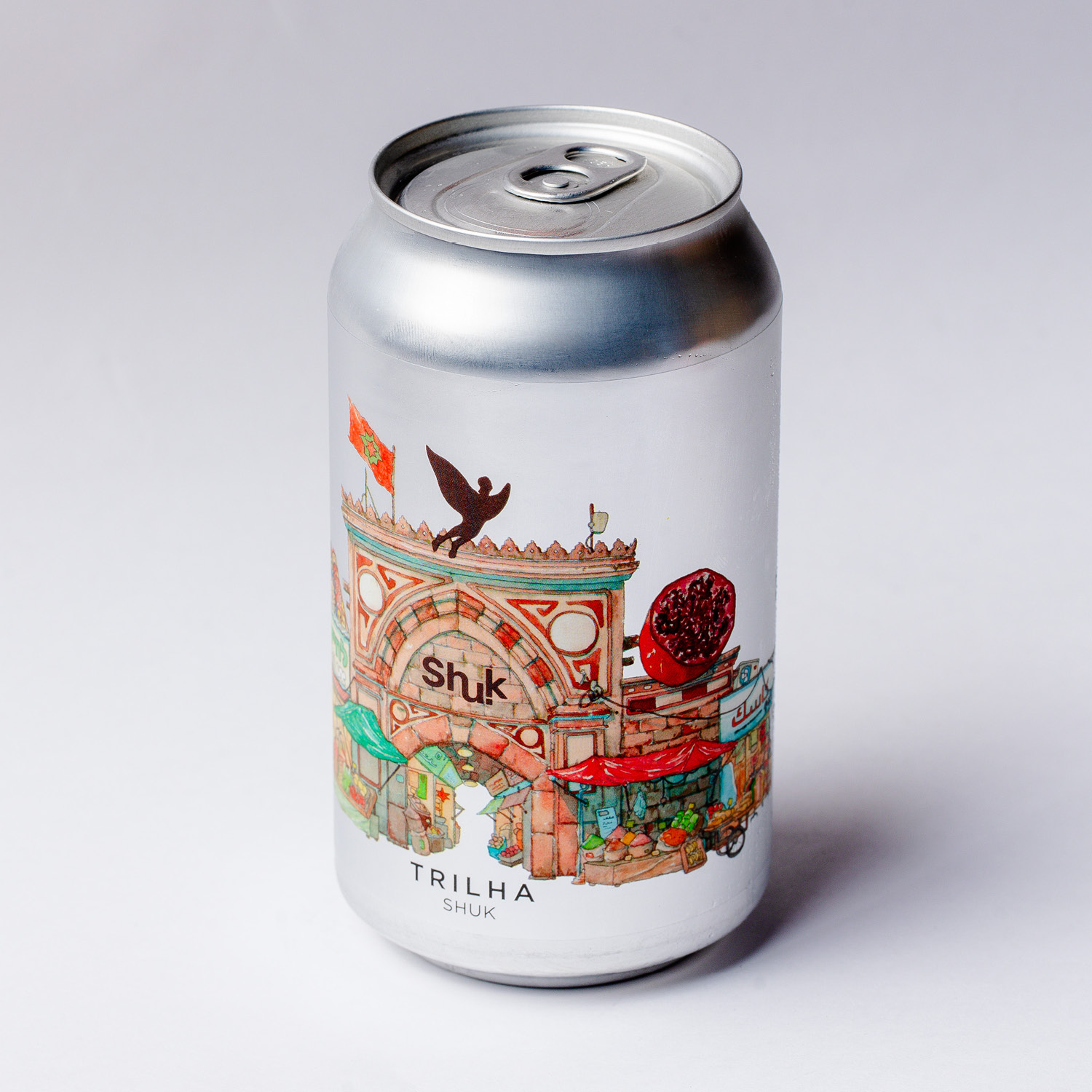 LAGER DO SHUK, FEITA COM ROMÃ E HIBISCO PELA TRILHA CERVEJARIA. CONTÉM GLÚTEN.