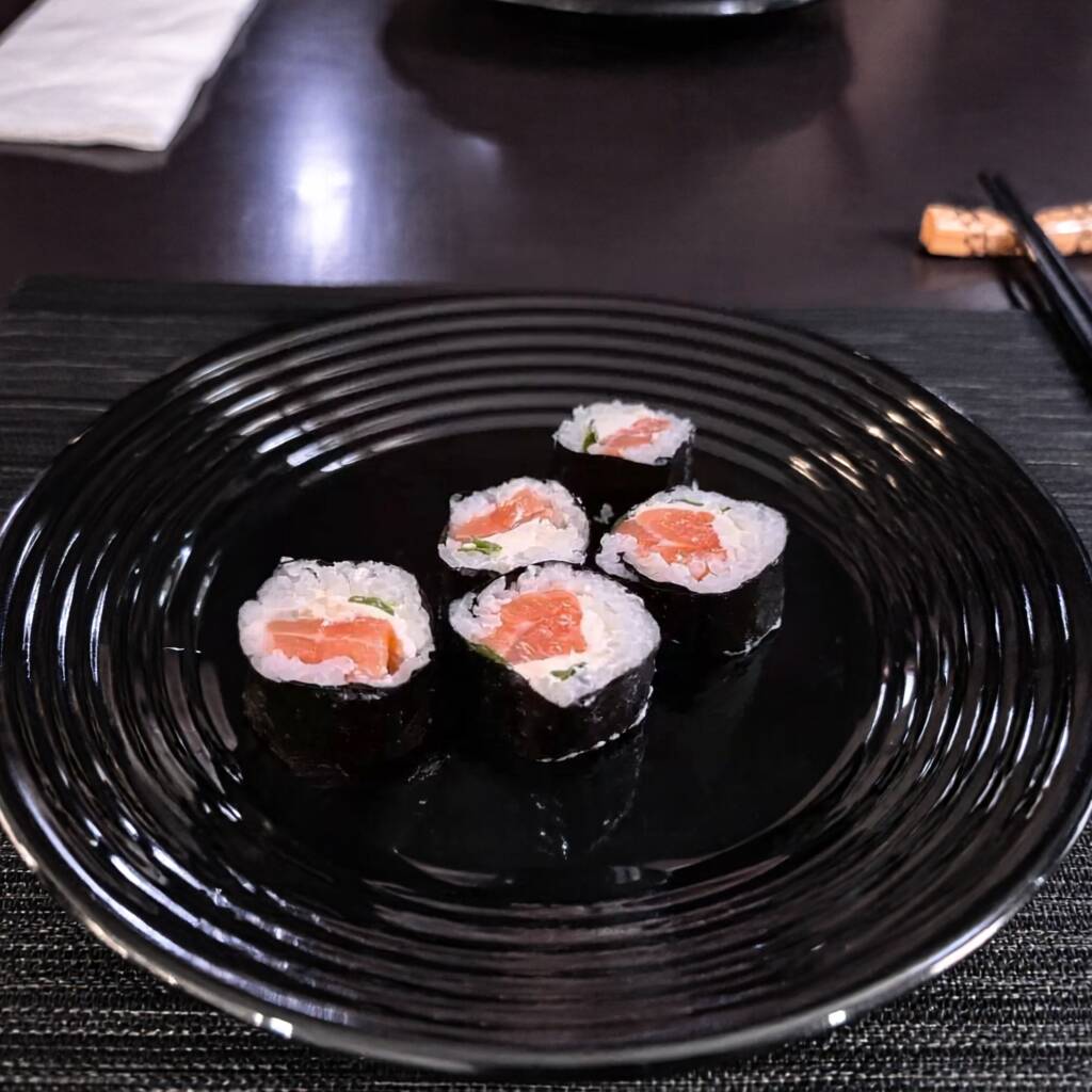 Alga, arroz, salmão cru, cream cheese e cebolinha.