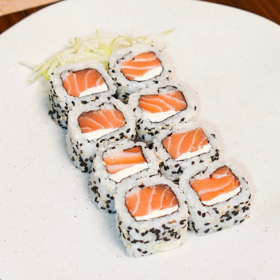 Uramaki especial de camarão com cream cheese, coberto
com lâmina de salmão maçaricado com toque de geleia
de rubras, cebolinha e gergelim.
