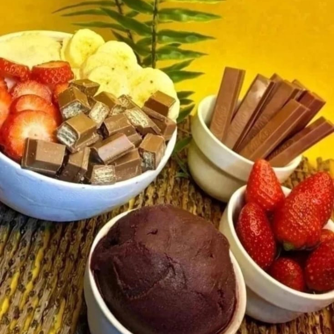 Leite condensado, banana, morango, ninho e kitkat