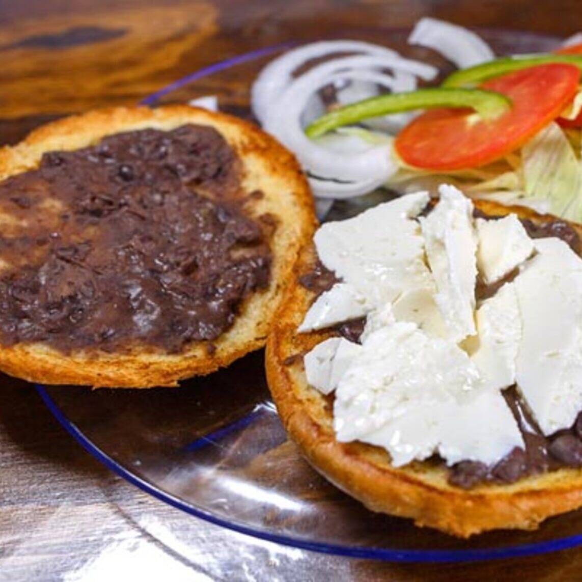 Torta de Frijoles con Queso