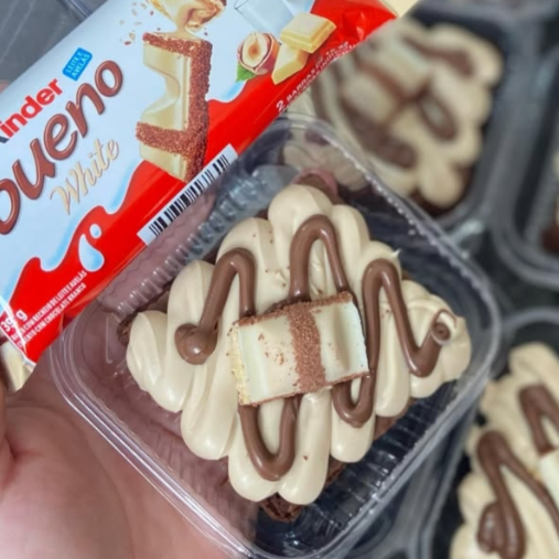Um delicioso brouwnie com cobertura de kinder Bueno e Nutella.