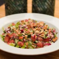 Folhas verdes, tomate,pepino, rabanete. cebola roxa, salsa, hortelã, pite frito, limão e melaço de romã