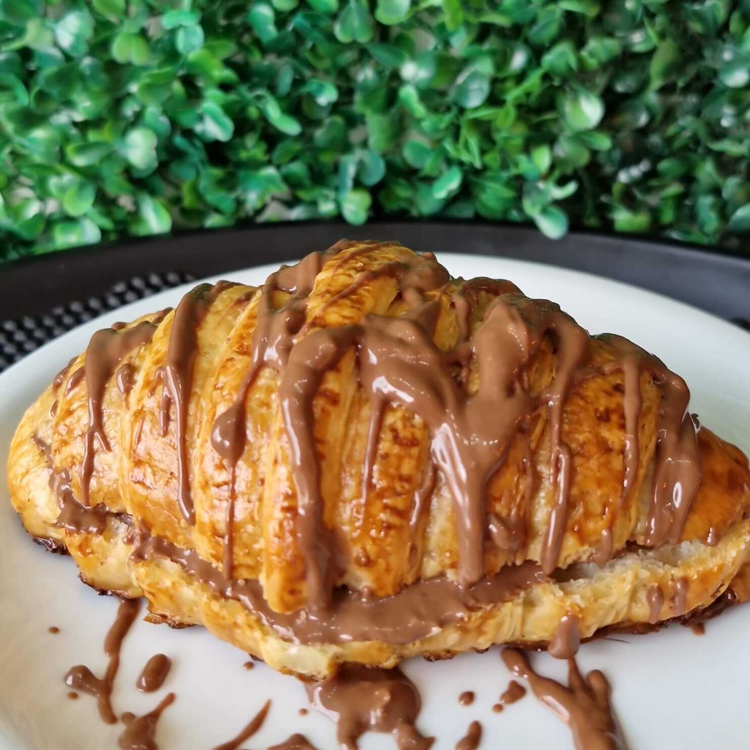 Croissant chocolate ao leite - croissant artesanal recheado com chocolate ao leite, criando uma combinação perfeita entre a crocância e sabor.