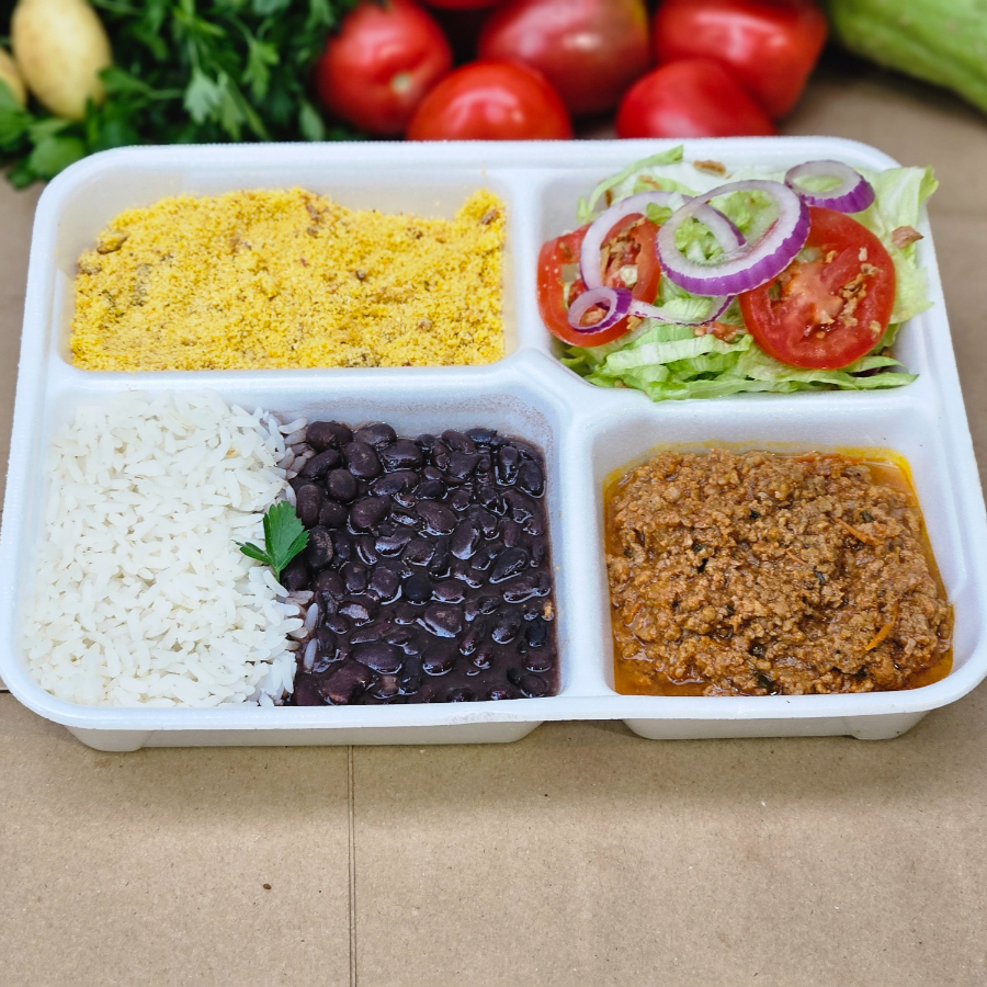 Lembra quando a mãe estava com pressa e fazia aquela carninha moída bem gostosa? Nós também lembramos, com saudades! - Carne moída refogada com temperinhos ( 90 g. In natura) - Arroz soltinho com alho ( 120 g.) - Feijão temperado com calabresa, bacon, alho e louro ( 160 g.) - Farofinha de mandioca com embutidos, pimentões amarelos, cebola e outros temperos ( 80 g) - Salada da estação ( 80 g.) Serve uma pessoa com bastante fome ou duas pessoas com fominha !!!