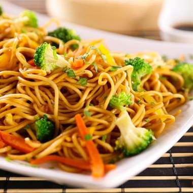 Refogado de brocolis ninja, couve flor, acelga, repolho verde, repolho roxo, cenoura com alho batido, macarrão e molho delicioso.