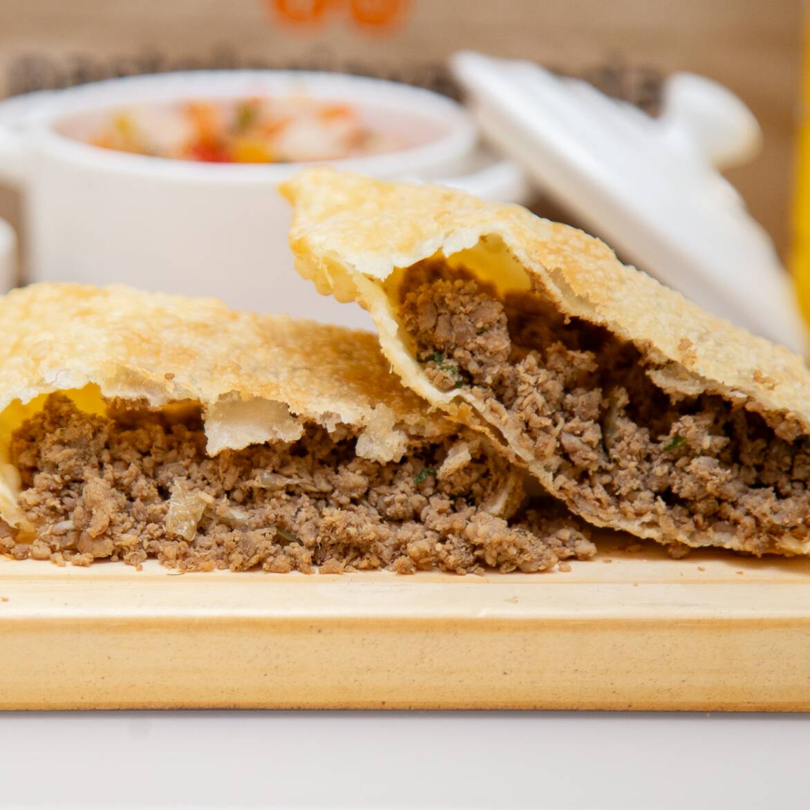 Carne moída refogada com cebola e alho e cebolinha.