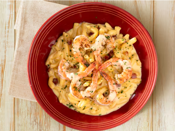 Massa fresca Casarecce feita à mão em nossa cozinha, servida ao cremoso molho de parmesão Faixa Azul, gema de ovo e pancetta. Finalizada com camarões grelhados e molho Burro al Limone.