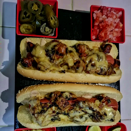 2 MEGA Hot Dog Especiales + Papas