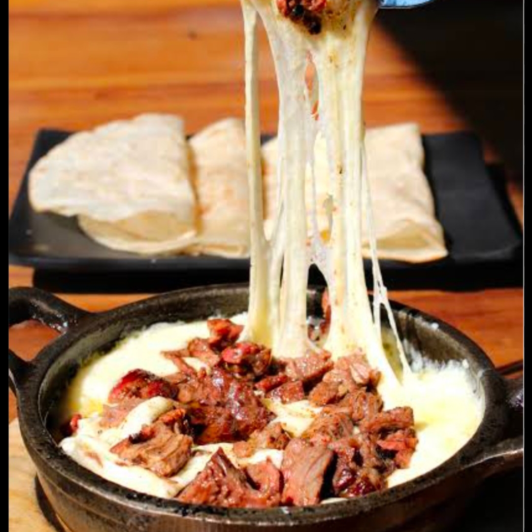 Queso Fundido con Arrachera