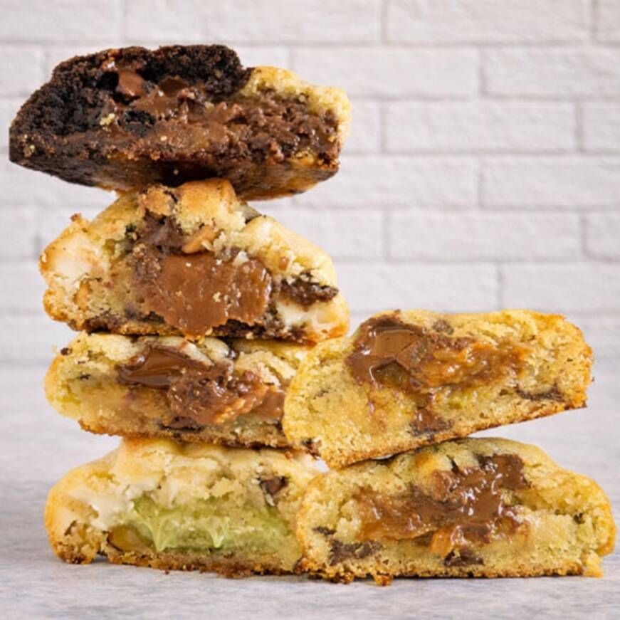 Cinco cookies artesanais assados na hora, feitos com manteiga de verdade e ingredientes selecionados. Crosta crocante, interior macio e sabor irresistível! Cada cookie pesa 50g (média 6 cm de diâmetro). Se quiser um cookie maior, temos a versão de 120g.