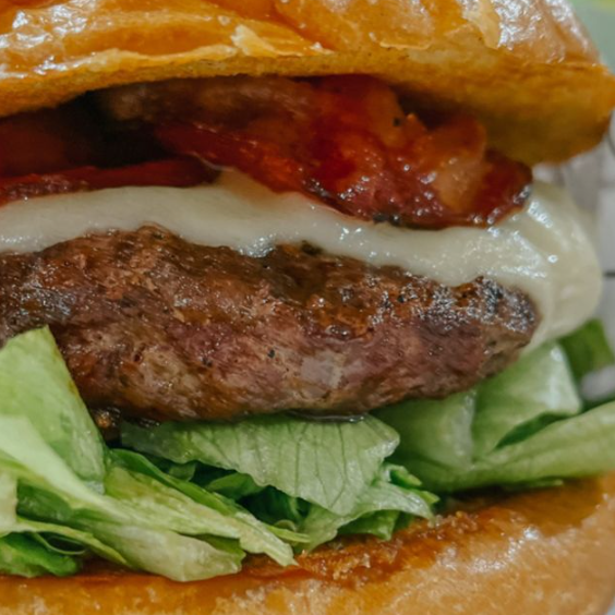 Hamburguesa Picante con Aros y Tiras de Tocino