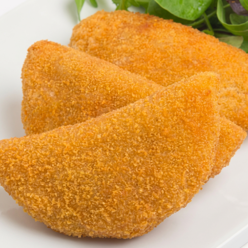 Risole de massa de batata com recheio de presunto e queijo. Crocante e sequinho.