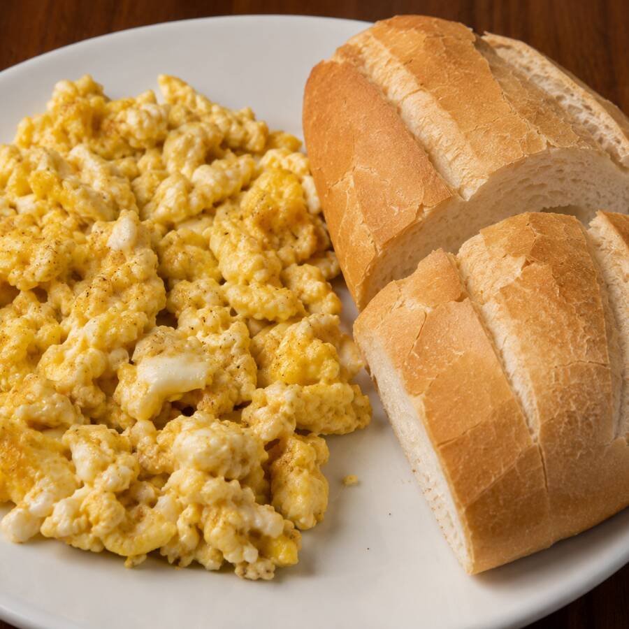Pão Francês, 2 ovos mexidos com creme de leite.