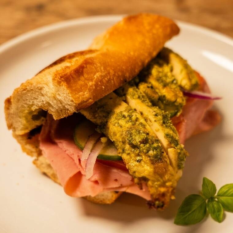 Baguette de Pollo al Pesto (Pan Masa Madre)