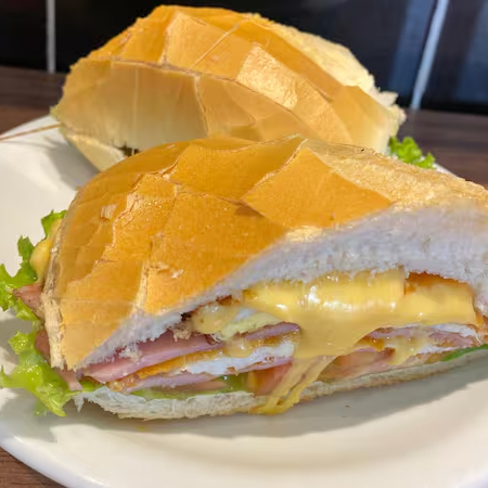 Lanche Americano no pão francês, Porção de Fritas e Suco de Laranja Natural 500ml. Serve 1 pessoa.