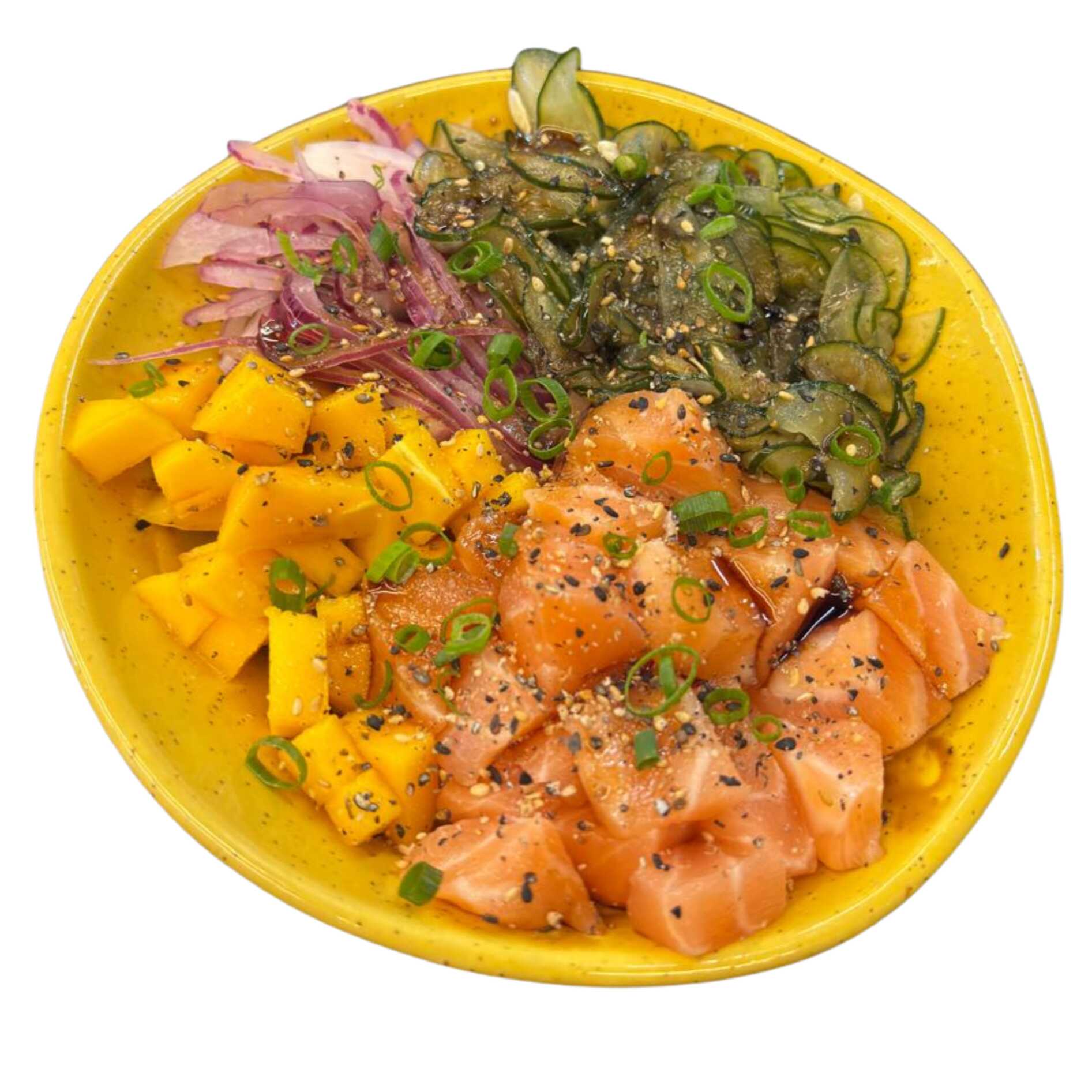 Shari (arroz japonês), salmão fresco em cubos, sunomono, cebola roxa, manga, finalizado com molho tarê especial da casa e gergelim.