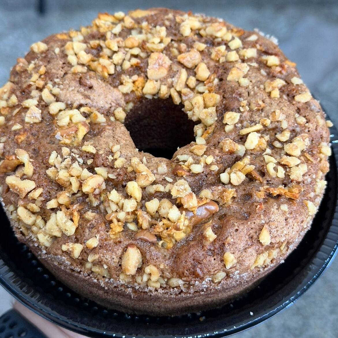 Sucesso por aqui, uma perfeita combinação numa massa de bolo, com maça, nozes trituradas e um toque de canela. Perfeito pra qualquer momento. Aproximadamente 400g.