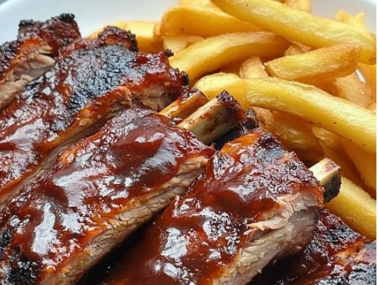 COSTILLAS BBQ CON PAPAS A LA FRANCESA