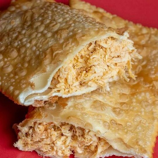 Delicie-se com nosso pastel de frango simples, recheado com frango suculento e temperos especiais, perfeito para um lanche rápido e saboroso.
