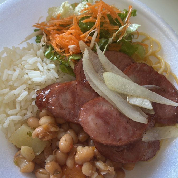 Marmita deliciosa com Calabresa Acebolada (seara), acompanha feijão mulato, arroz branco e macarrão espaguete com uma saborosa salada do dia. Serve 1 Pessoa.