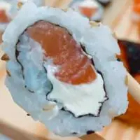 Arroz, alga, salmão, cebolinha e cream cheese.