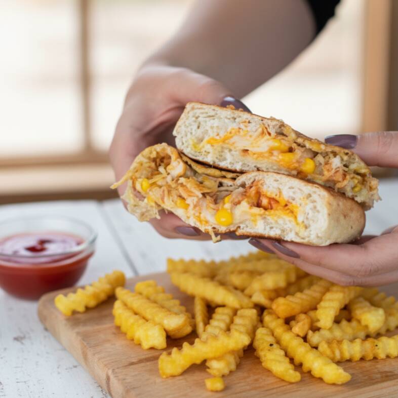 Lanche (pao, salsicha, ketchup, mostarda, maionese, purê de batata, batata palha, vinagrete, milho, Catupiry, cheddar e molho barbecue) + batata frita + bebida lata de sua preferencia