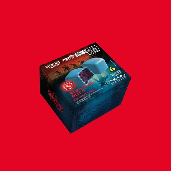 Pequeno no tamanho, gigante em sabor! O Stranger Bites é um bombom gelado recheado com açaí e coberto por chocolate branco. Uma mordida é o bastante para entrar no clima misterioso de Hawkins. Alérgicos: contém derivados de leite e de soja. Pode conter cevada, trigo, centeio, aveia, ovos, amendoim, amêndoa, avelãs, castanha-de-caju, castanha-do-pará, macadâmias, nozes, pecãs, pistaches, pinoli e castanhas..