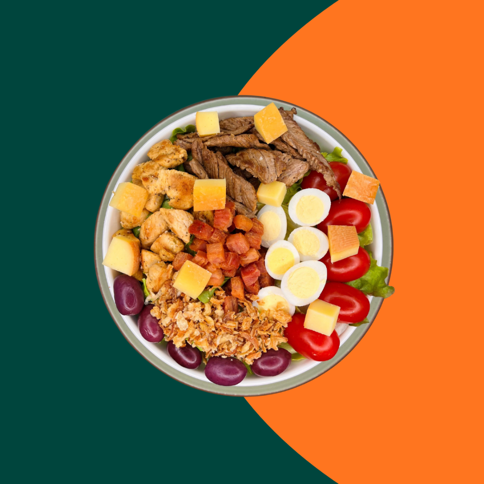 • Mix de alfaces (120G a 140G) • Carne grelhada em tiras 70g • Frango grelhado 70g • Provolone 40g • Tomate 40g • Bacon em cubos 50g • Azeitona preta 40g • Ovo de codorna 50g • Cebola crispy 30g