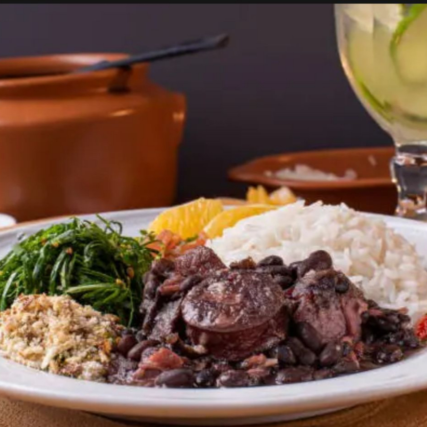 Feijoada individual para matar sua vontade ... acompanha: arroz fresquinho, farofa crocante, couve refogada, torresmo crocante e laranja para equilibrar e se deliciar!!! *imagem ilustrativa*