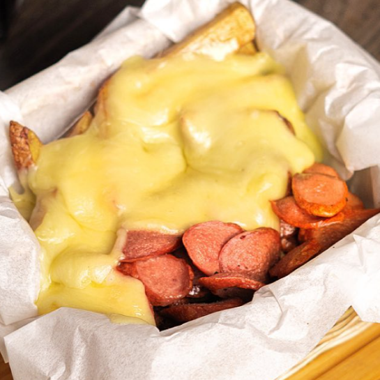 Salchicheese con Mozzarella y Papas Nativas