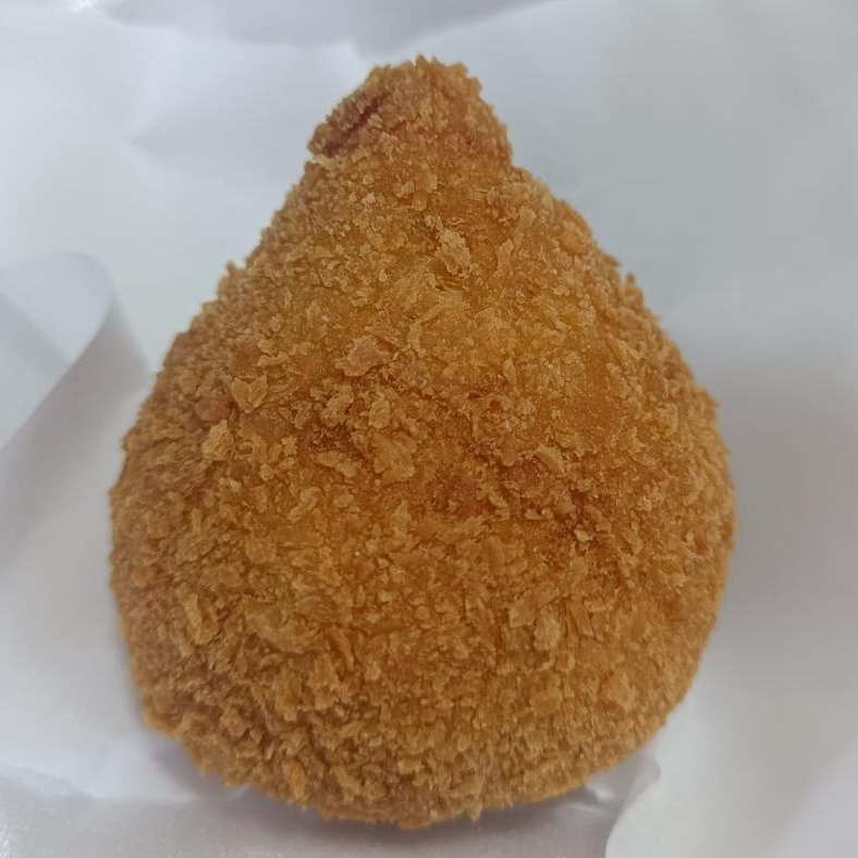 Deliciosa coxinha com recheio de costela e o cremoso Catupiry que combinam perfeitamente, bem temperada. Finalizada com uma camada crocante de farinha panko. Frita na hora.