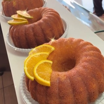 Massa fofinha feita com suco de laranja, coberta com geleia artesanal de laranja