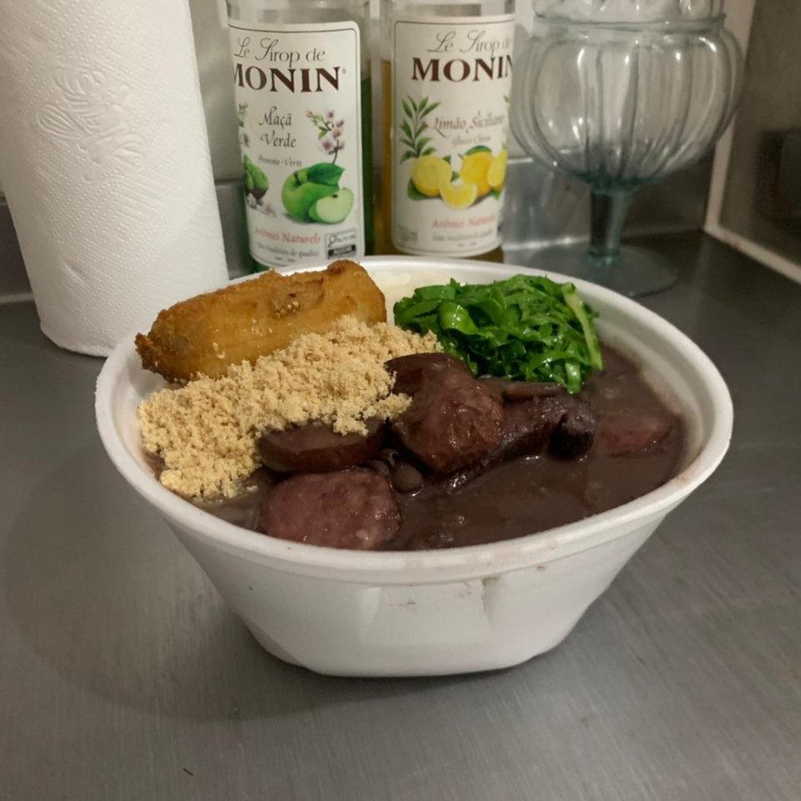 Uma delícia caseira que aquece o coração! Nossa feijoada é preparada com ingredientes selecionados, cozida no tempo certo e cheia de sabor. Acompanha arroz soltinho, banana frita douradinha, farofa crocante e couve refogada. Tudo isso numa marmita média, mas feita com muito capricho e qualidade. Ideal pra quem quer uma refeição gostosa, bem feita e com aquele gostinho de comida de verdade.