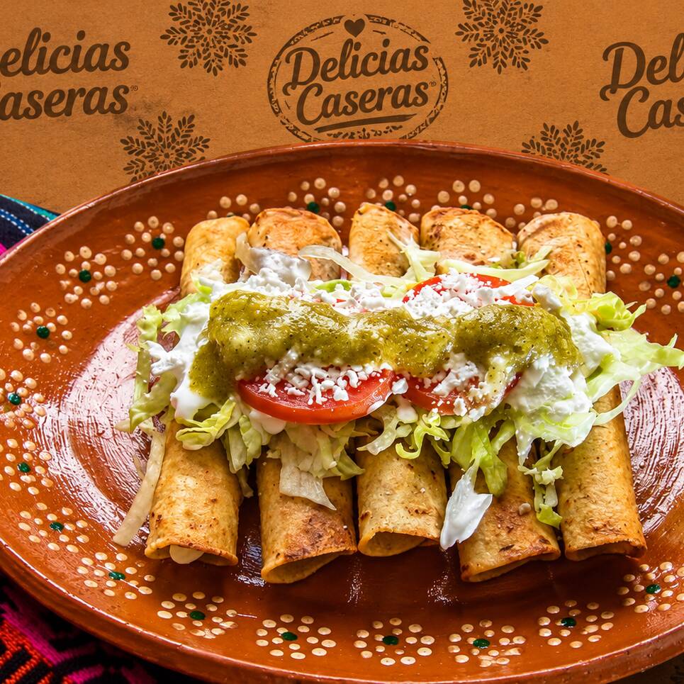 Combo de 4 tacos dorados y agua del día