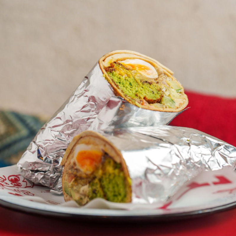 Berinjela grelhada, ovo cozido, molho amba e bolinhos de grão-de-bico. Um clássico turbinado — textura, contraste e tradição.