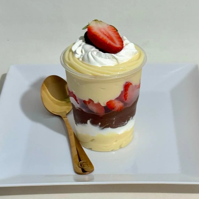 Brigadeiro de ninho, mousse de ninho , Nutella e morangos