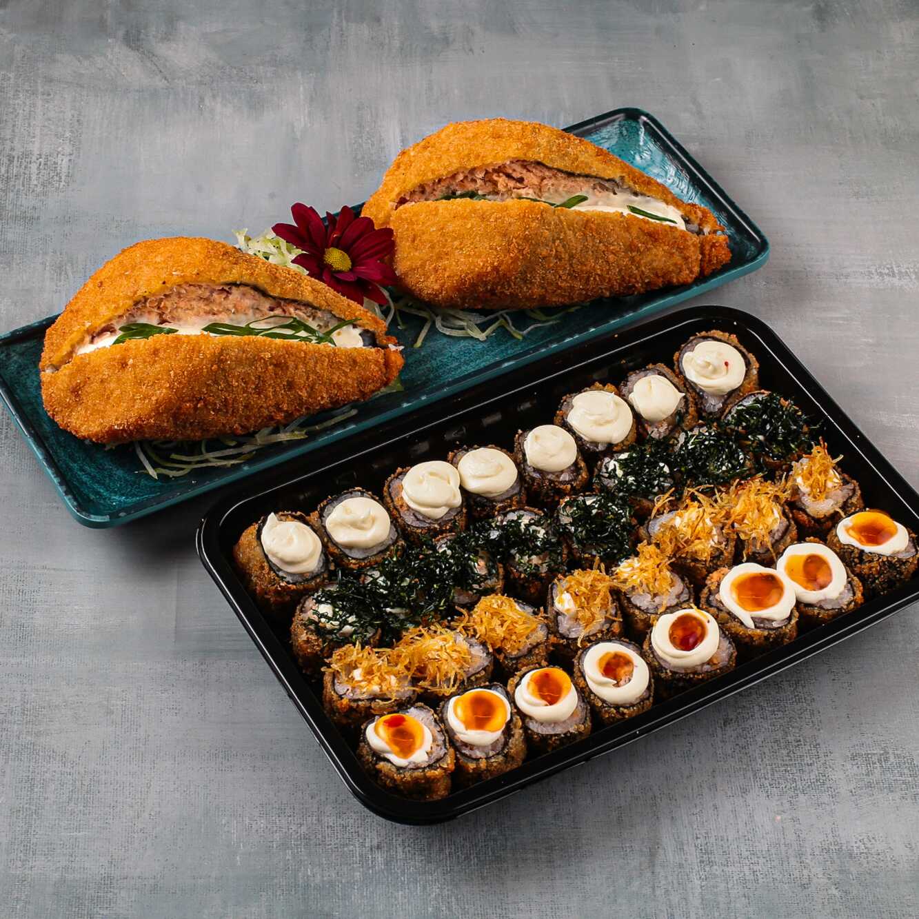 30 Hot rolls deliciosos com recheio de cream chesse e salmão + 2 temakis empanados com recheio de cream chesse e salmão também! Maravilhoso!