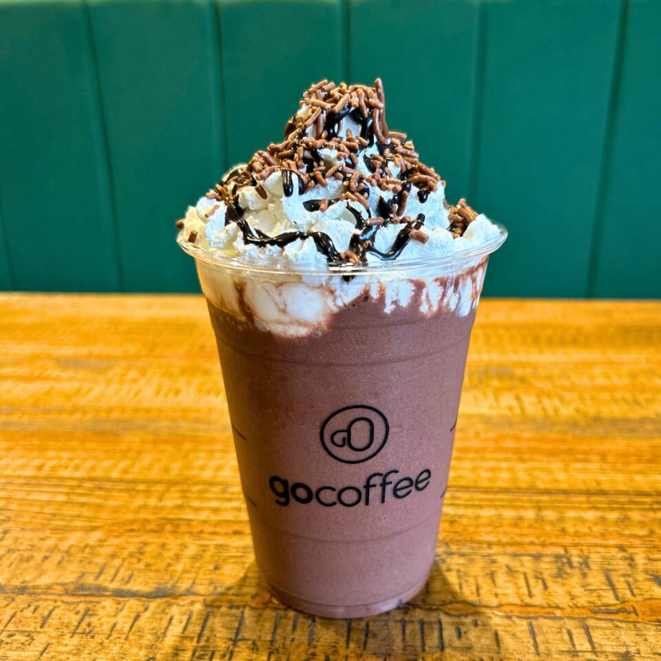 Brigadeiro \o/ Base creme + syrup + base chocolate + leite + gelo + chantilly + cobertura. Café e chantilly são opcionais. O Chantilly é enviado em um potinho separado.