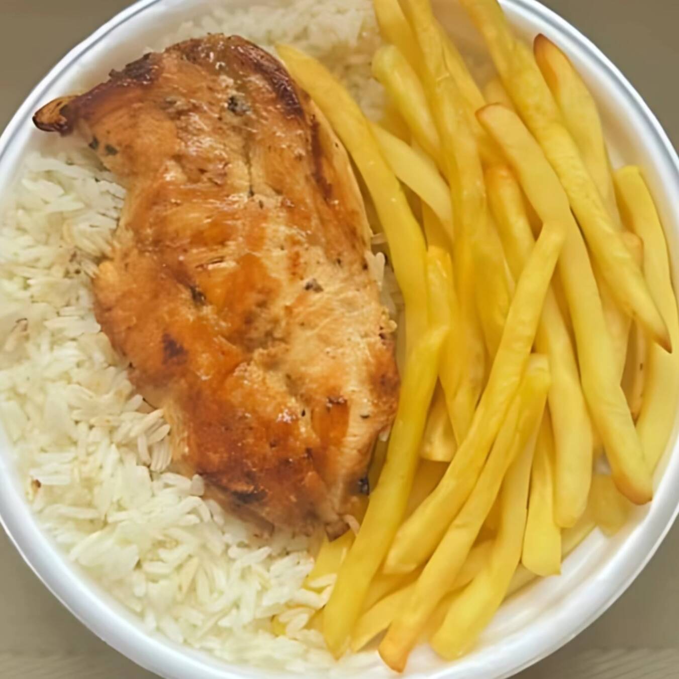 Deliciosa quentinha com os acompanhamento: ARROZ, FEIJAO FRITAS