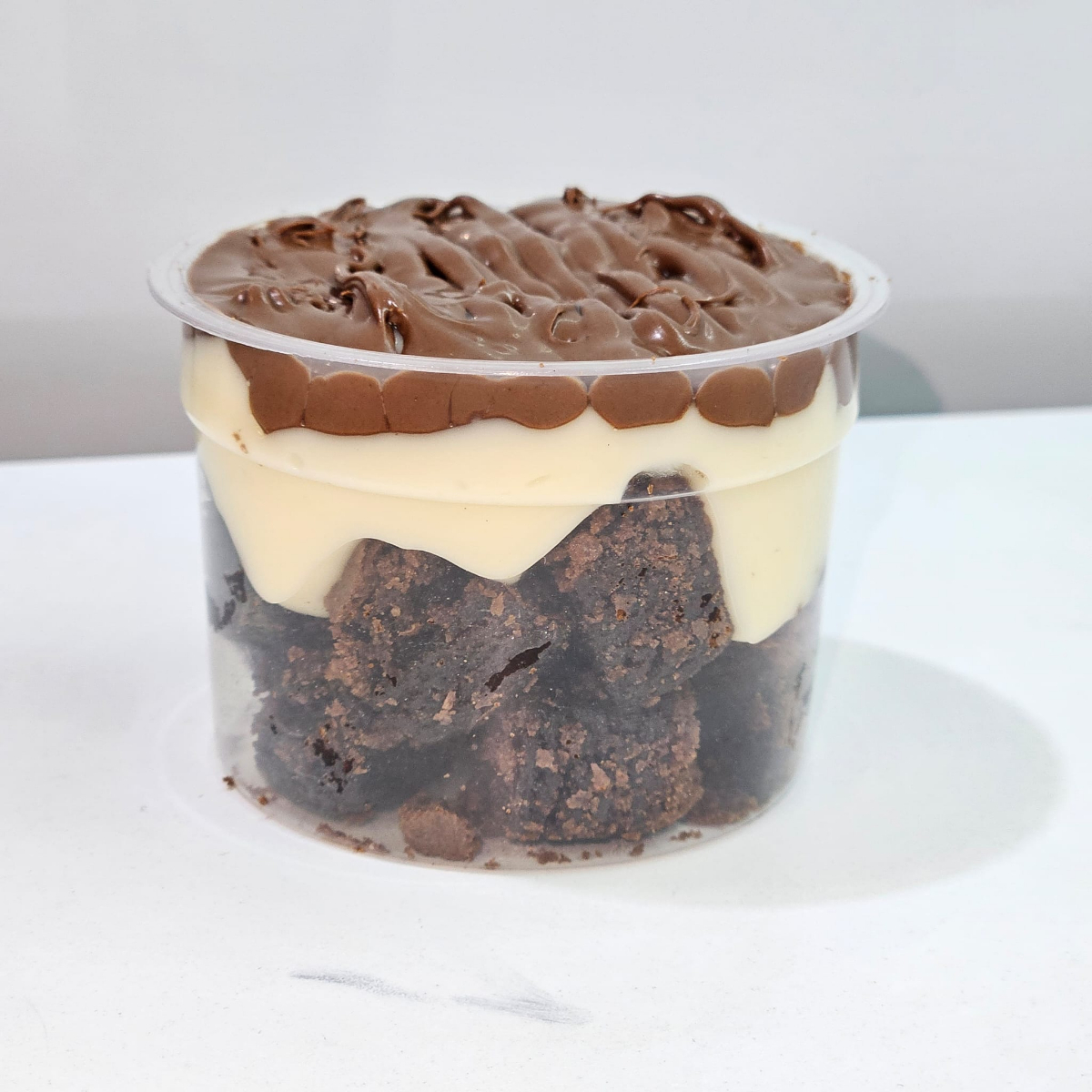 Pedacinhos de Brownie super macio por dentro e crocante por fora com muito creme de ninho e um camada de Nutella original por cima pra completar essa delícia ! Serve 1 pessoa. 150gr