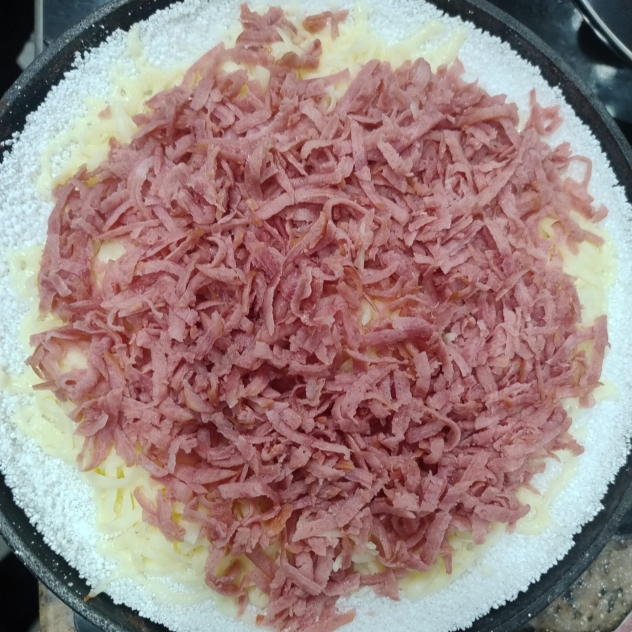 Calabresa ralada e mussarela.22cm