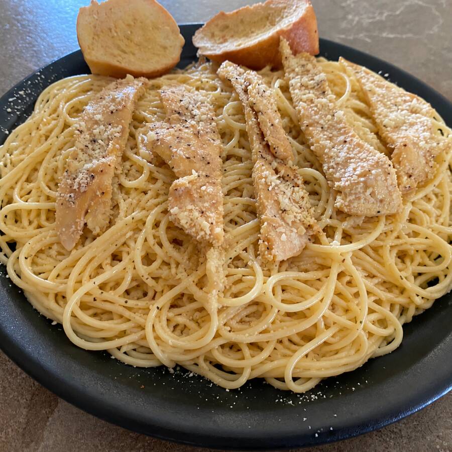 ESPAGUETI A LA CREMA DE QUESO CON POLLO