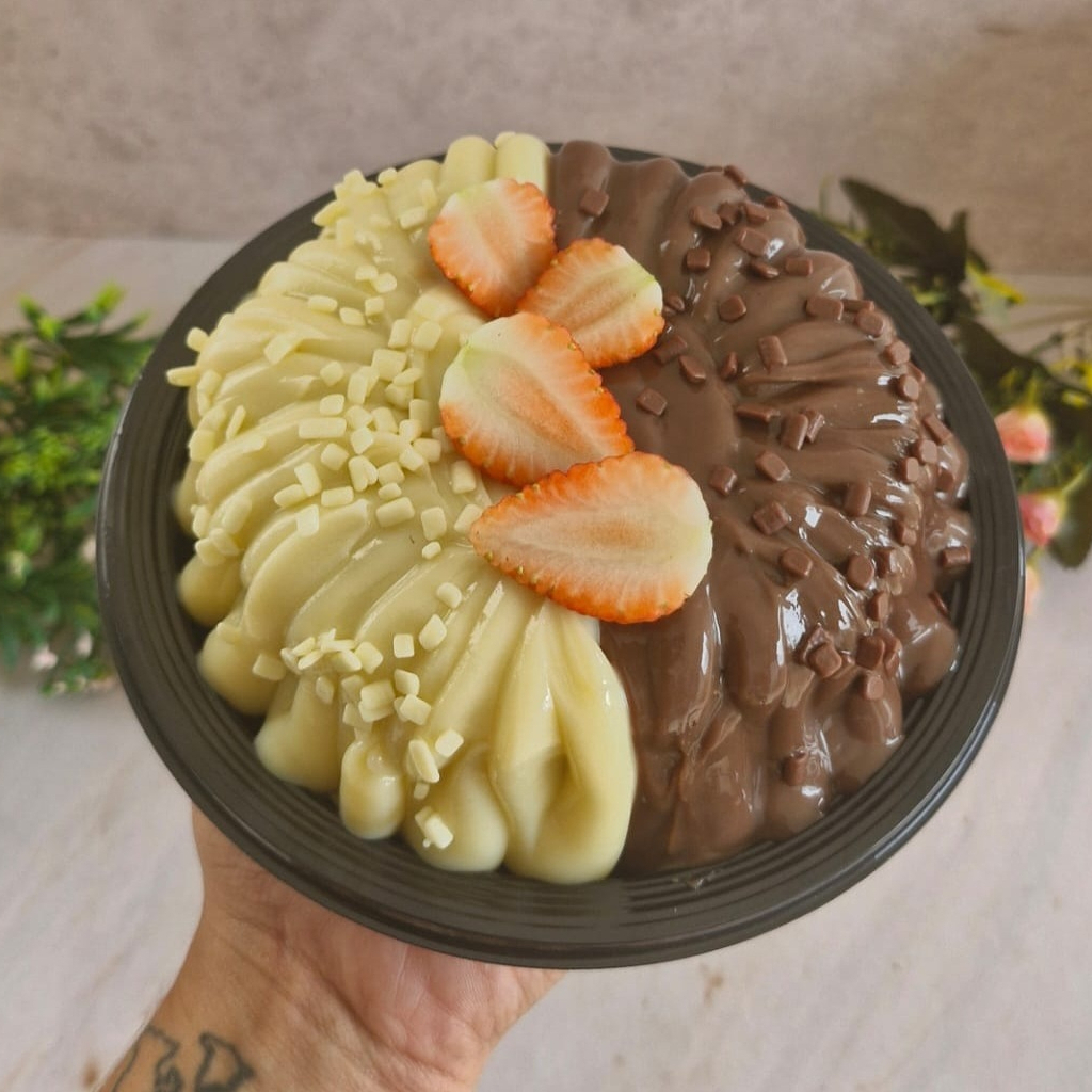 Massa de chocolate fofinha com cobertura e vulcão de brigadeiros cremosos de chocolate e leite Ninho. Aprox.500gr. Serve 4 pessoas.