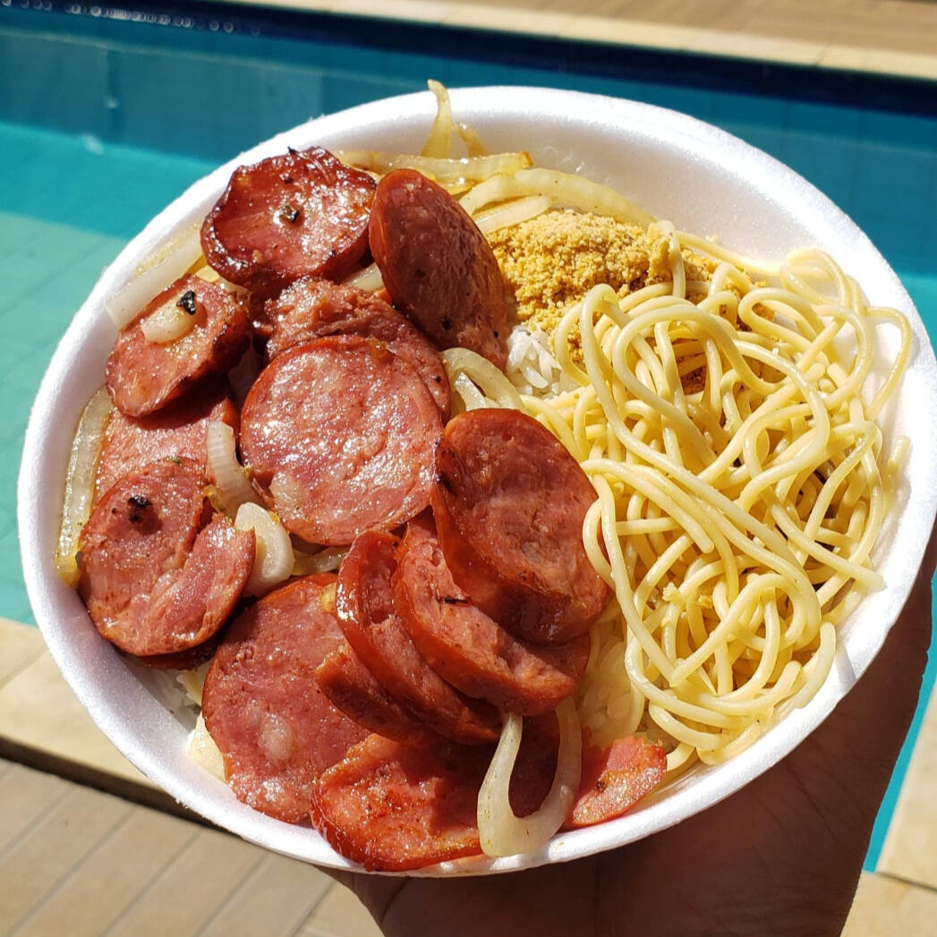 Nossa calabresa sem pimenta fica toda especial quando acebolada.  Nessa opção  ela vai com arroz, farofa, feijão, macarrão e mais um complemento. E para dar um Up é só escolher o que te faz feliz...